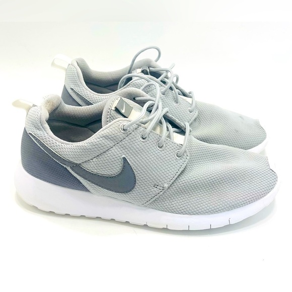 Nike Roshe One (GS) Wolf Grey White Youth Size 6Y 599728-028 Running - Picture 1 of 9
